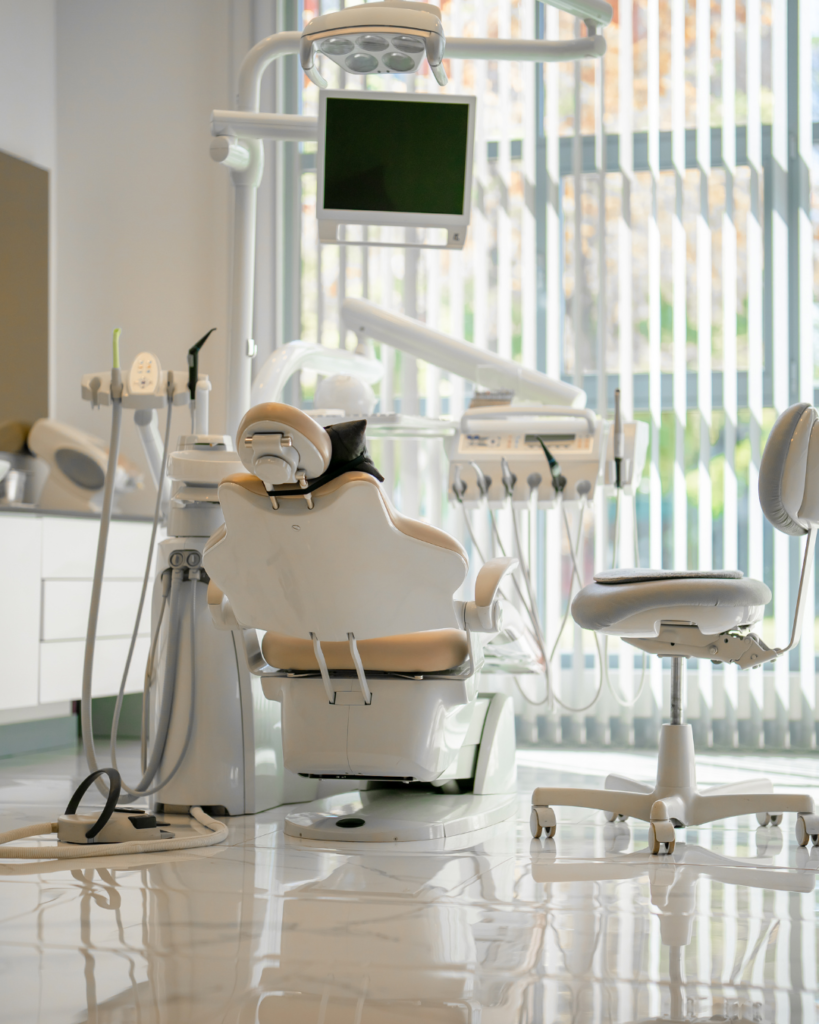 Alugar consultório odontológico: Cadeira de atendimento e mocho